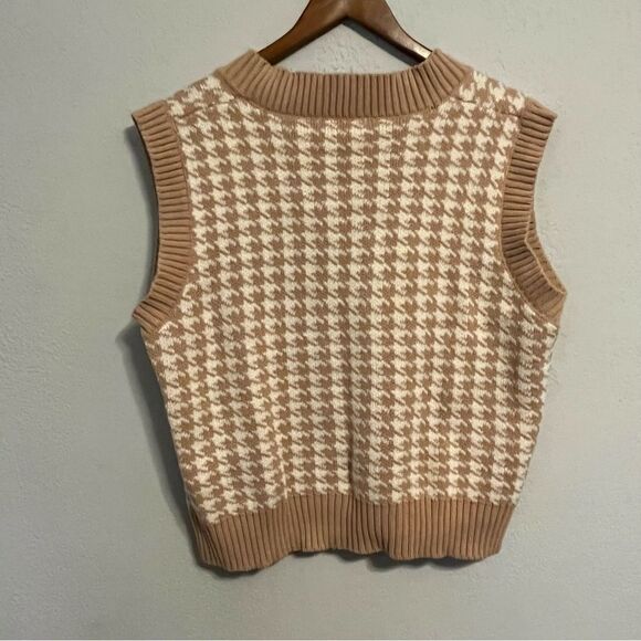 Women's BBMW Tan Houndstooth Sweater Vest - Picture 7 of 9